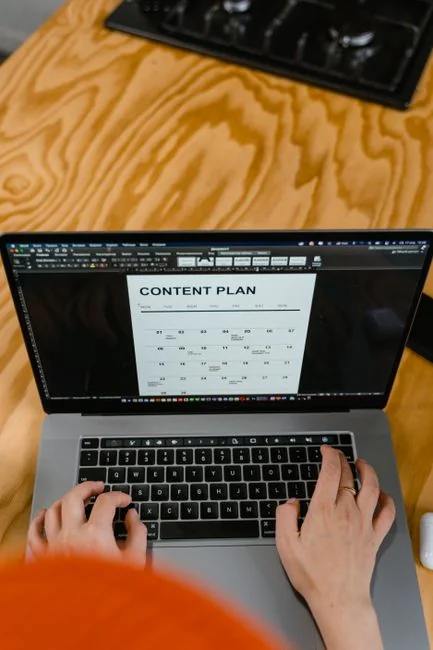 Icône de l’application YouTube affichée sur un smartphone posé au-dessus d’un clavier illuminé, illustrant les médias numériques et le streaming en ligne.